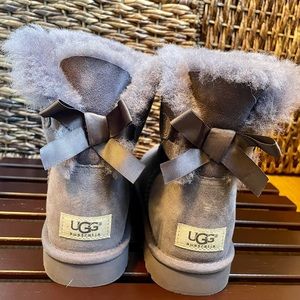 UGG GRAY BAILEY BOW II